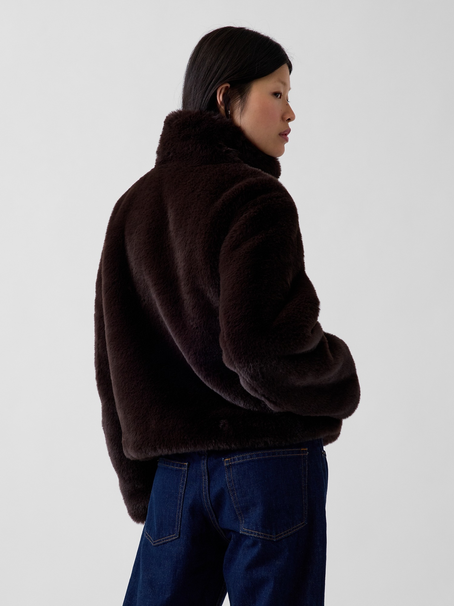 Женская куртка Gap Recycled Faux Fur Crop Jacket, цвет: Коричневый — фото 3