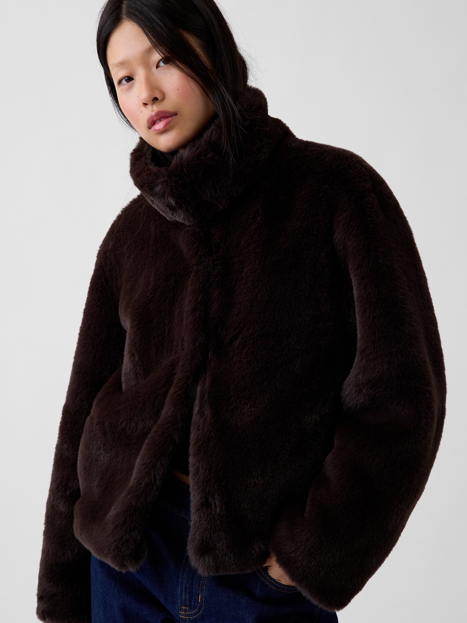 Женская куртка Gap Recycled Faux Fur Crop Jacket, цвет: Коричневый — фото 4