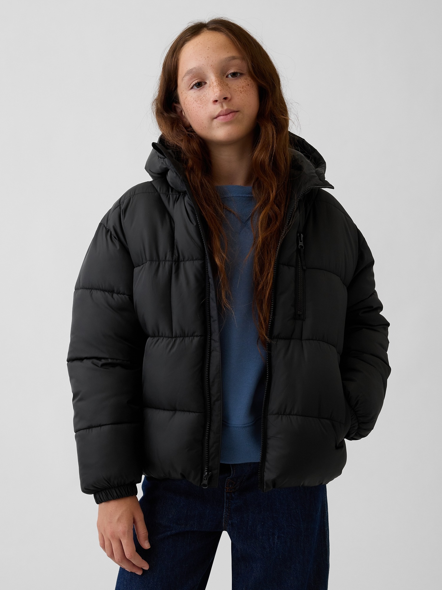 Детская куртка Gap Recycled Heavyweight Puffer, цвет: Чёрный — фото 2
