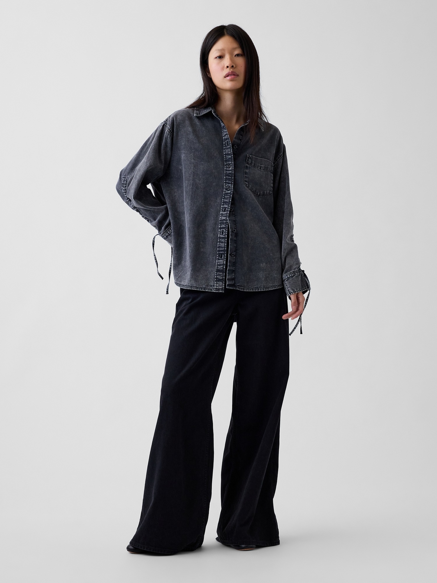 Женская рубашка Gap Denim Oversized Ruched-Sleeve, цвет: Чёрный варёный — фото 2