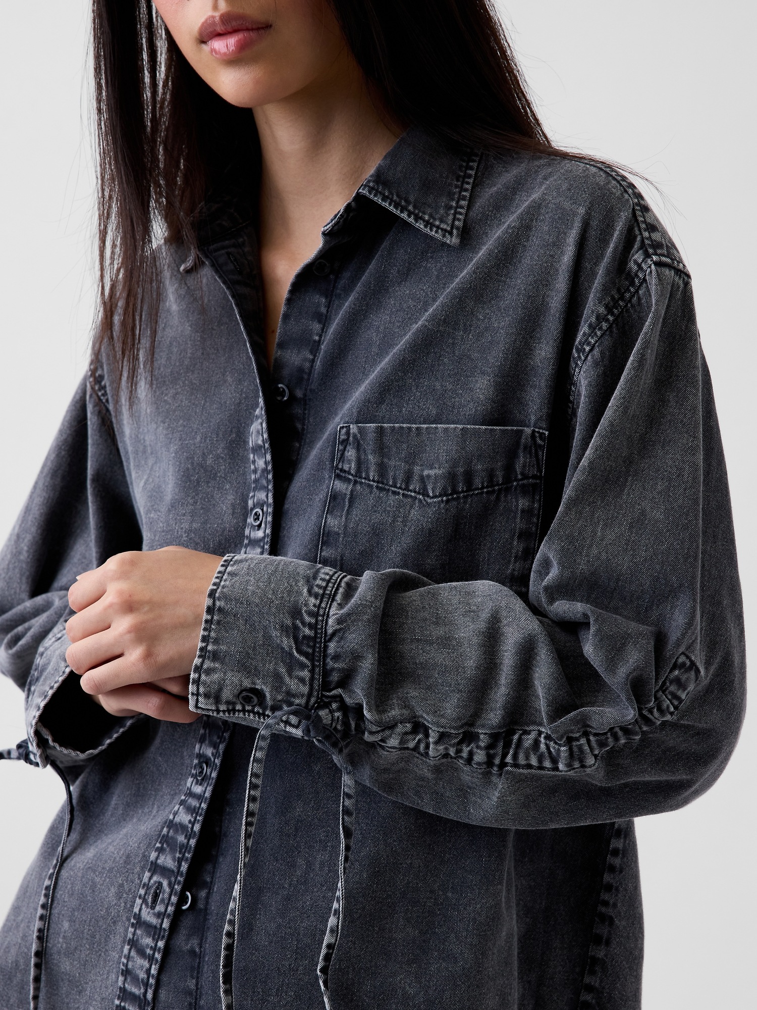 Женская рубашка Gap Denim Oversized Ruched-Sleeve, цвет: Чёрный варёный — фото 4