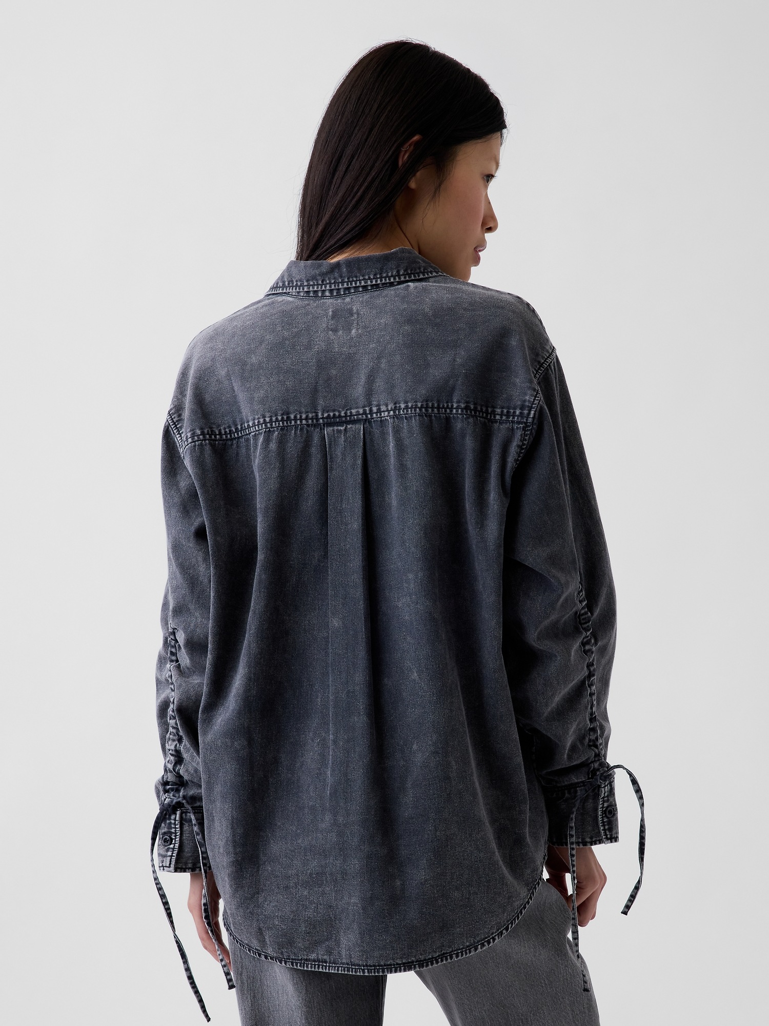 Женская рубашка Gap Denim Oversized Ruched-Sleeve, цвет: Чёрный варёный — фото 3
