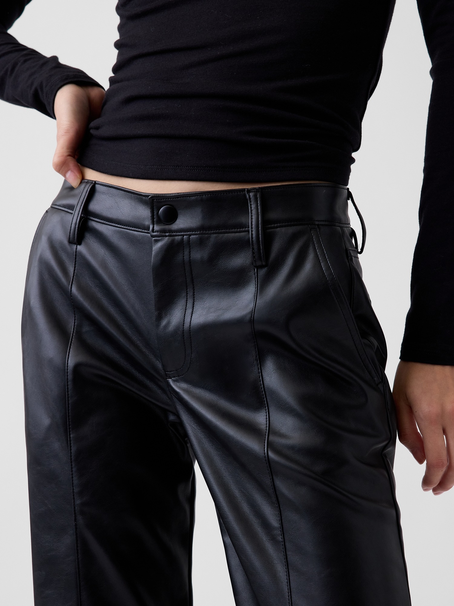 Женские брюки Gap Mid Rise Recycled Vegan Leather Relaxed Straight, цвет: Чёрный — фото 5