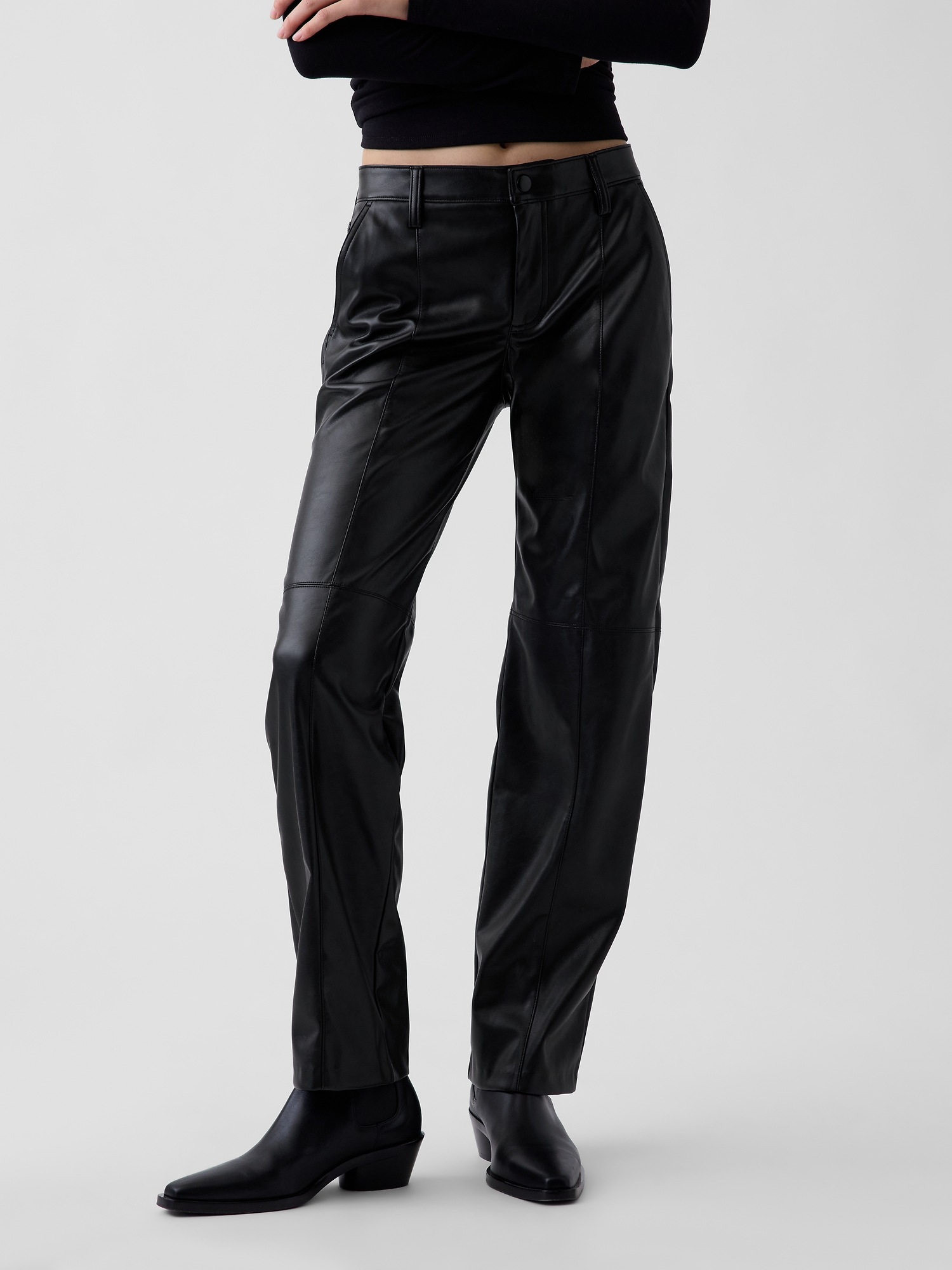 Женские брюки Gap Mid Rise Recycled Vegan Leather Relaxed Straight, цвет: Чёрный — фото 2