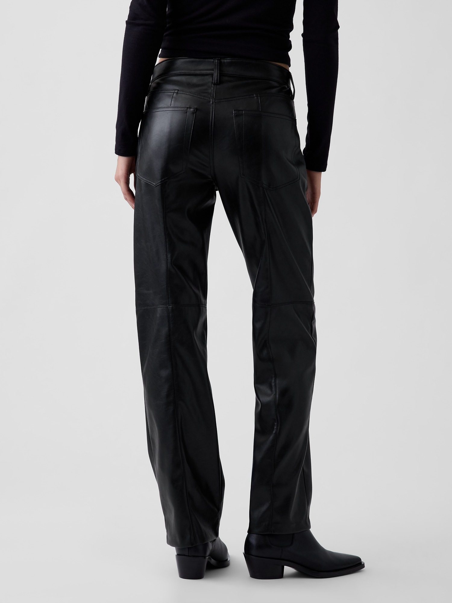 Женские брюки Gap Mid Rise Recycled Vegan Leather Relaxed Straight, цвет: Чёрный — фото 4