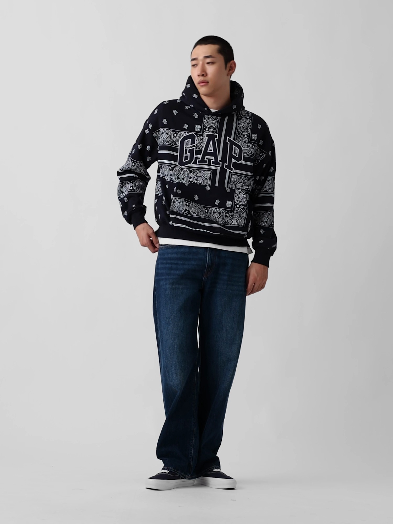 Мужское худи Gap Adult VintageSoft Bandana Oversized Logo, цвет: Тёмно-синий с принтом — фото 8