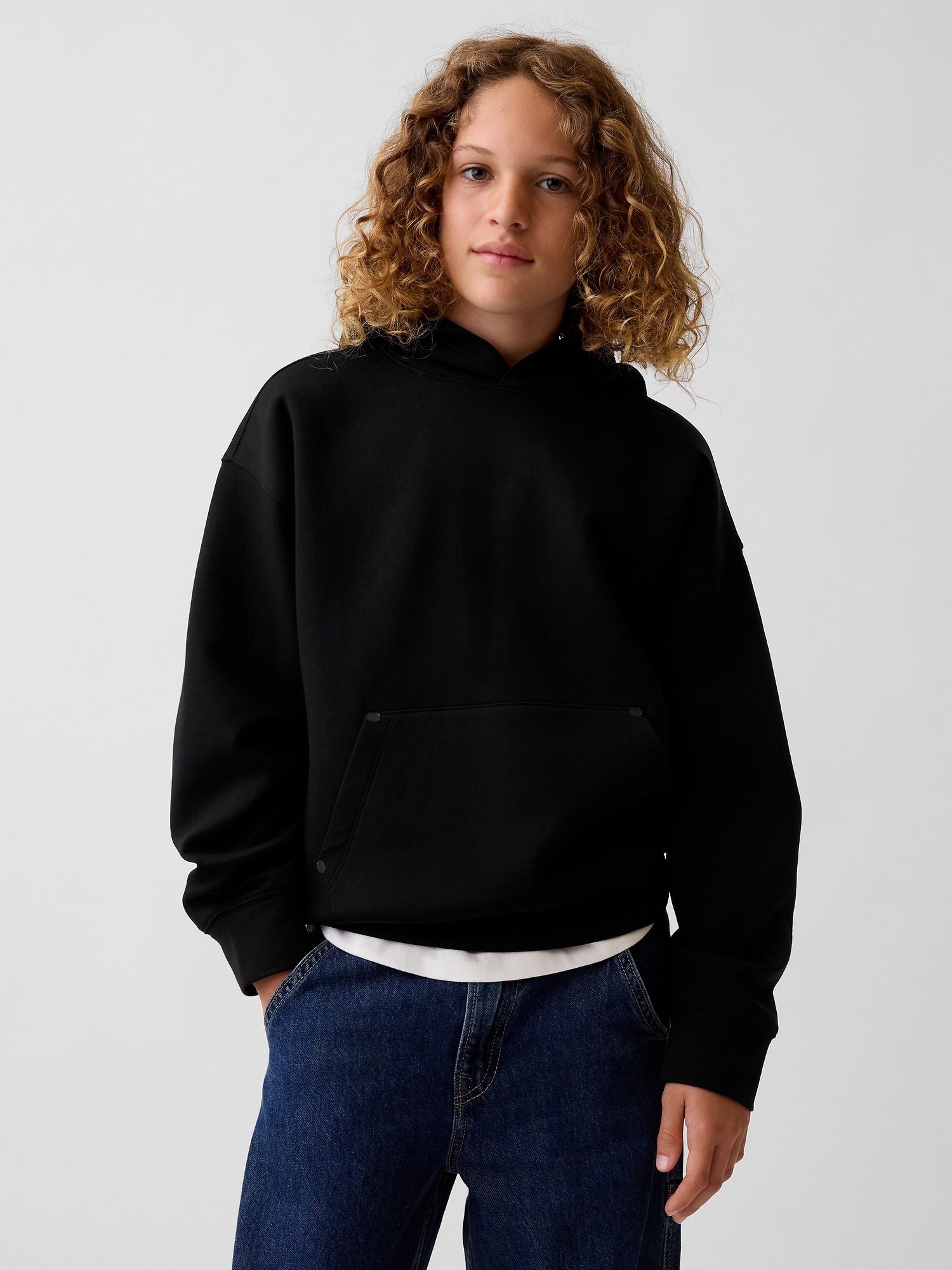 Детское худи Gap GapFit Tech Relaxed, цвет: Чёрный