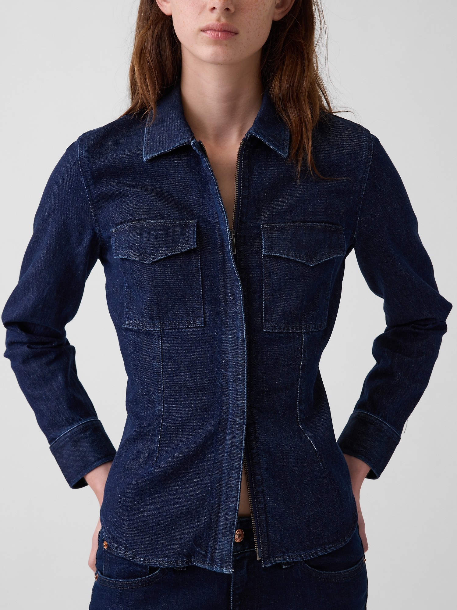 Женская рубашка Gap Denim Fitted Utility, цвет: Тёмный индиго — фото 4