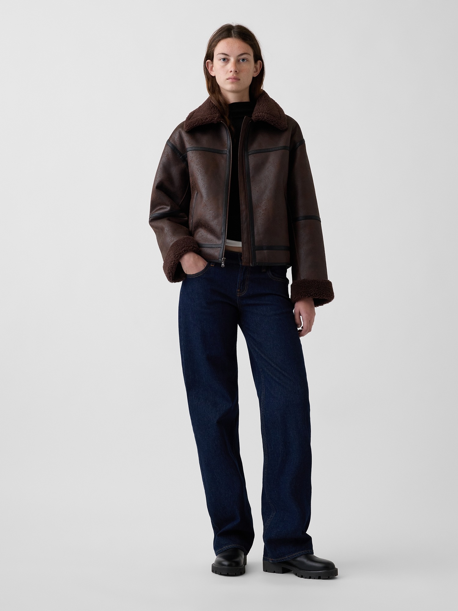 Женская куртка Gap Sherpa & Vegan Leather Flight, цвет: Коричневый — фото 2