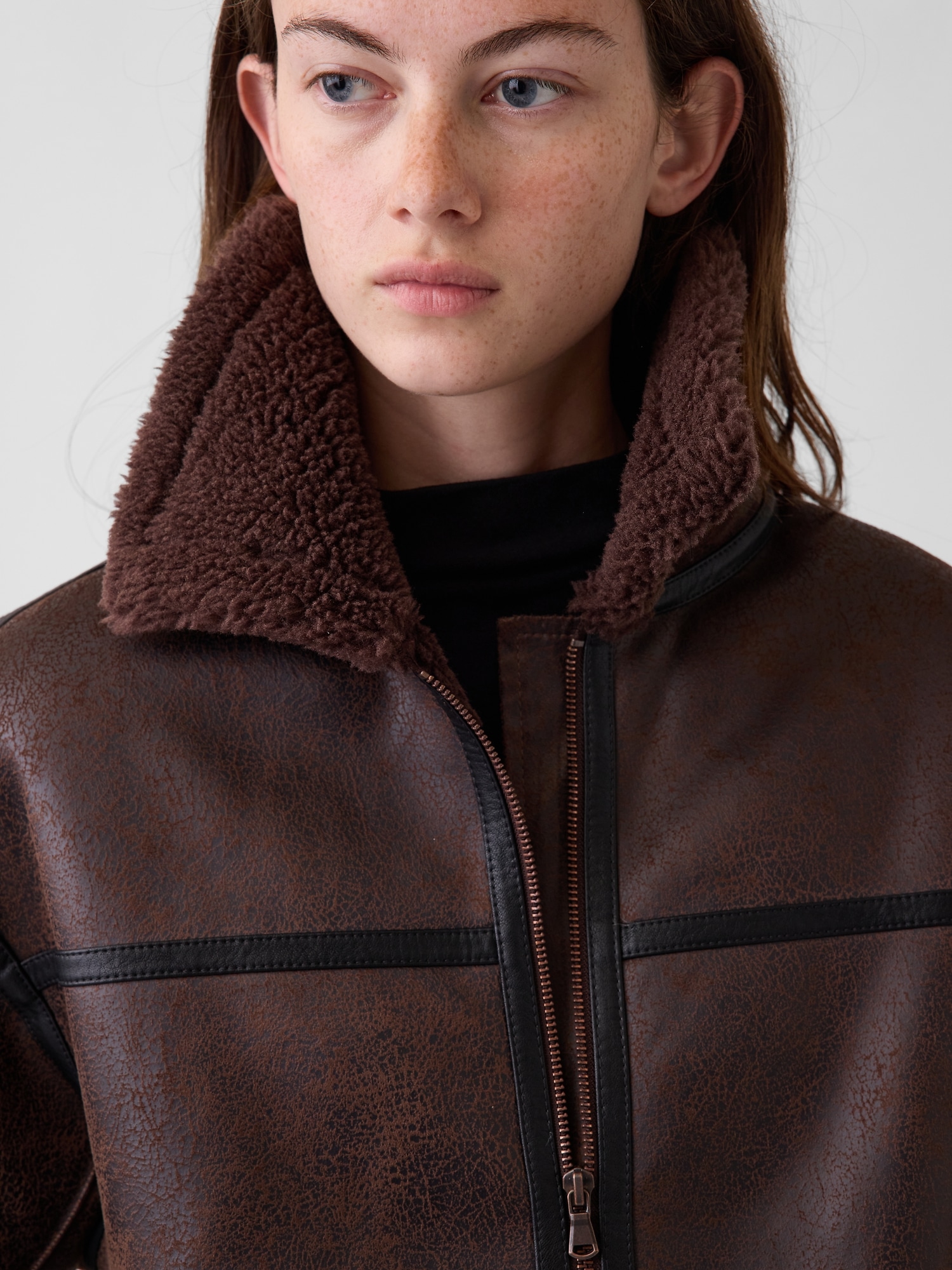 Женская куртка Gap Sherpa & Vegan Leather Flight, цвет: Коричневый — фото 4