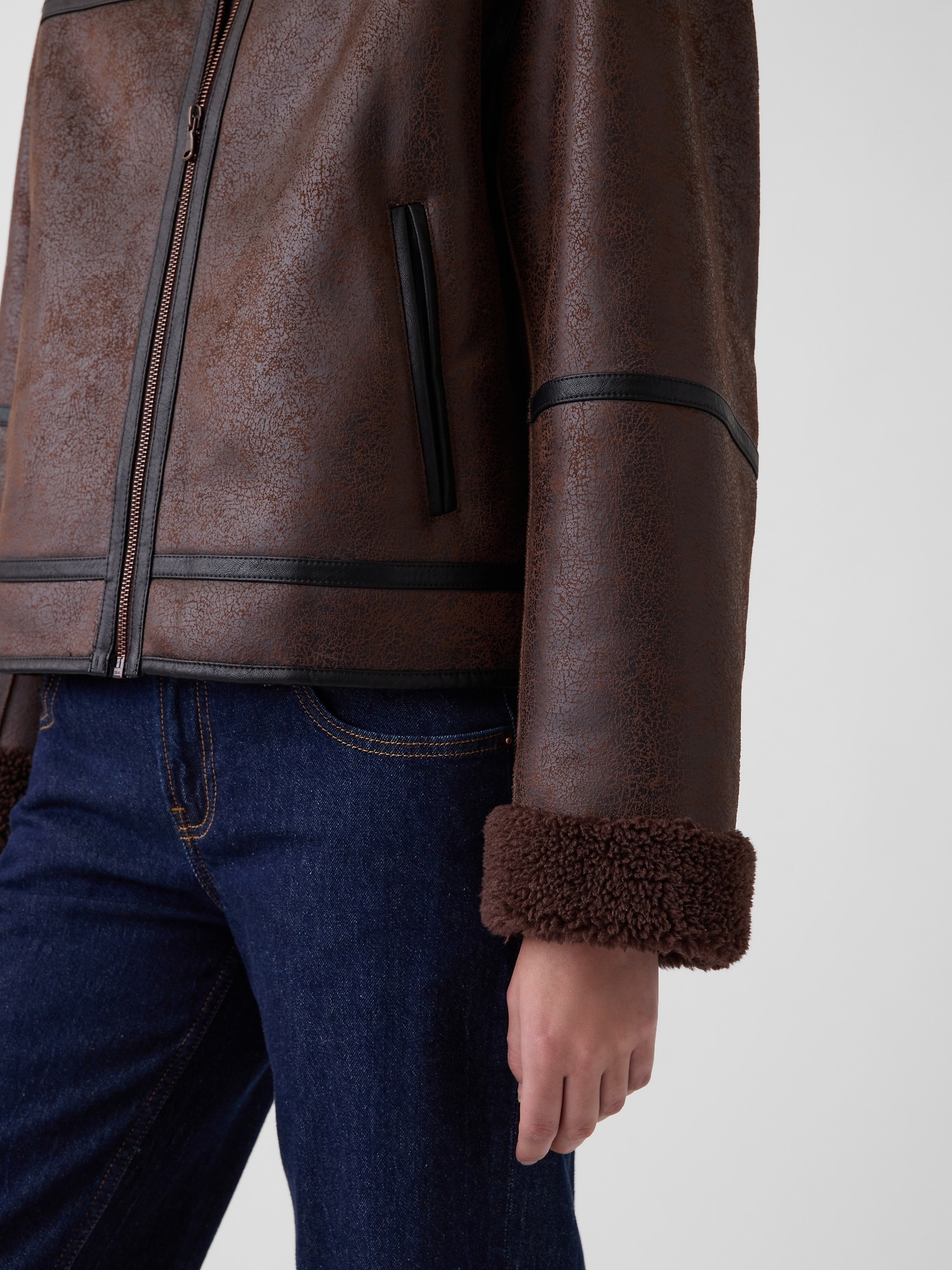 Женская куртка Gap Sherpa & Vegan Leather Flight, цвет: Коричневый — фото 5